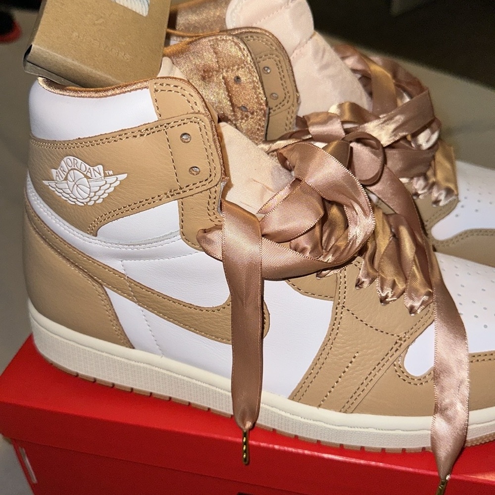 Unisex size 11.5 women or 9.5 men Extra laces
Air Jordan 1